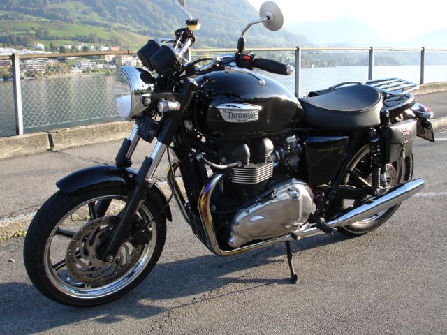 EFI Bonnie mit geschraubtem Tankbadge