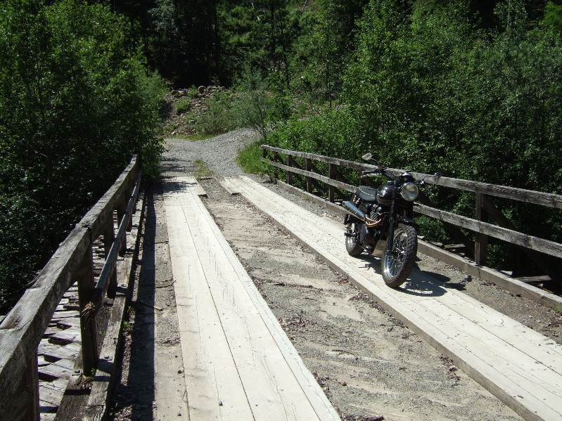 Scrambler auf Brücke